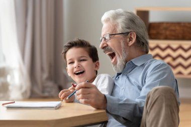 Mutlu dedesi torunu ile albüm çizim keyfini çıkarın