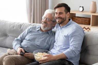 Mutlu bin yıllık oğlu ve yaşlı baba film izlerken eğlenin