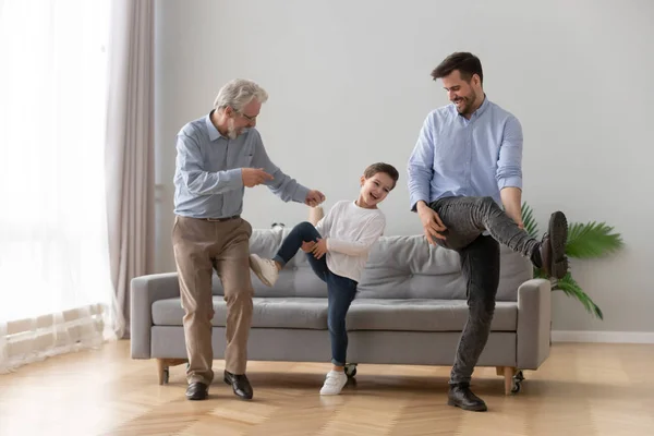 Heureux trois générations d'hommes dansant ensemble — Photo