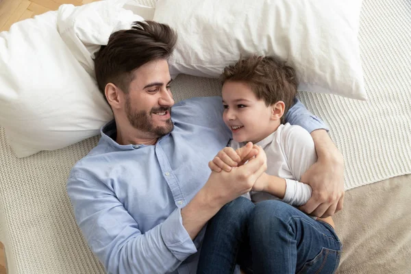 Père heureux avoir du plaisir à jouer avec le petit fils — Photo