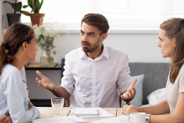 Arrabbiato uomo d'affari discutendo con subordinato femminile alla riunione di lavoro di gruppo — Foto Stock