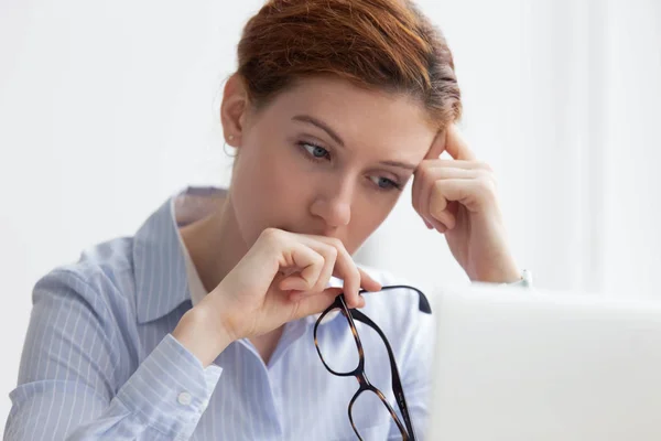Portret smutnego przemyślanego przedsiębiorcy patrząc na ekran laptopa — Zdjęcie stockowe