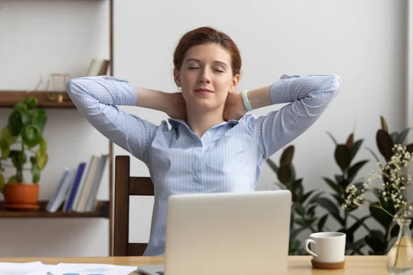 Joven empresaria visualizando sueños con los ojos cerrados en la oficina — Foto de Stock