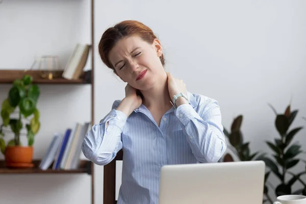 Cabeza disparada infeliz empresaria frunciendo el ceño y masajeando cansado doloroso cuello — Foto de Stock