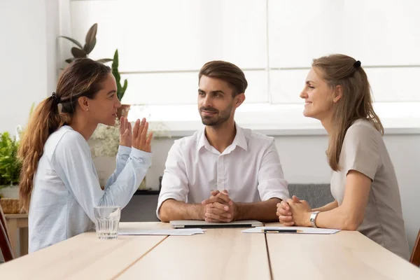 Unga kvinnliga sökande talar med olika hr chefer på kontoret — Stockfoto