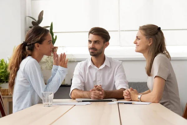 Giovane candidata donna che parla con diversi responsabili delle assunzioni in ufficio — Foto Stock