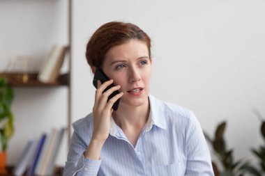 Cep telefonu konuşan konsantre iş kadını kafa çekim