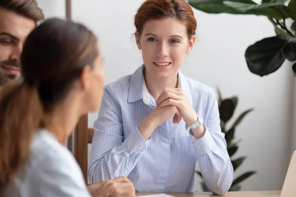 Attraente imprenditore proprietario hr manager ascoltando i candidati posti vacanti — Foto Stock