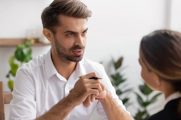 Affärsman eller personalrepresentant som pratar med kvinnlig arbetstagare eller kandidat — Stockfoto