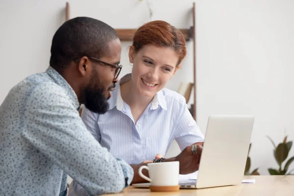 Two diverse smiling businesspeople discussing online project — Stock Photo, Image