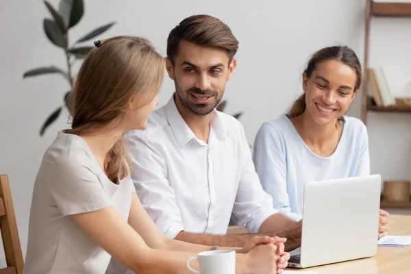 Empresarias y hombres de negocios conversando informalmente en el escritorio de la oficina — Foto de Stock