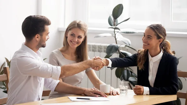 Opgewonden glimlachend blanke zakenmensen handshaking begroeten elkaar — Stockfoto