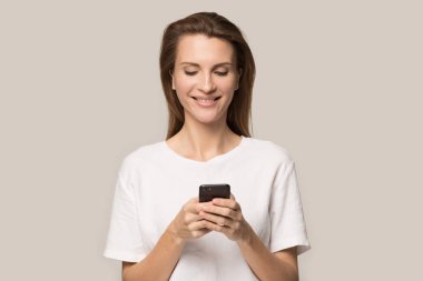 Akıllı telefonu tutan sürpriz kadın beklenmedik haberlerle şaşkına döndü