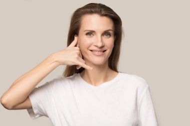 Aktif genç kadın stüdyoda poz yüksek atlama