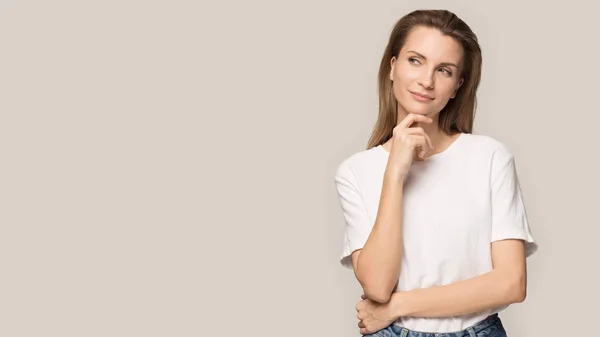 Feliz hermosa sonrisa mujer tocando la piel limpia de la cara —  Fotos de Stock