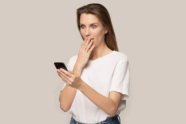 Mujer feliz sonriendo recibiendo un mensaje agradable en el teléfono celular — Foto de Stock