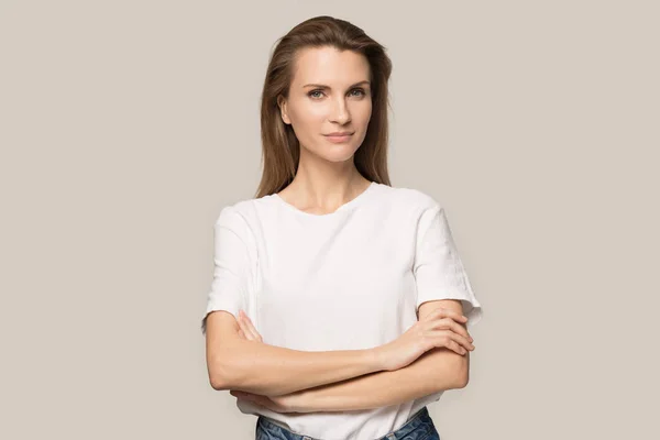 Portrait of young woman in casual clothes posing in studio — Stock Photo, Image