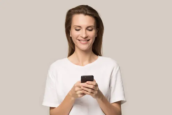 Mujer sorprendida sosteniendo teléfono inteligente aturdido por noticias inesperadas — Foto de Stock