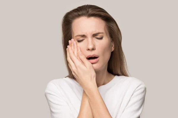 Mulher infeliz nariz fechado evitar mau cheiro desagradável — Fotografia de Stock