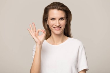 Bin yıllık kadın gizli paylaşımı dudaklarında parmak tutun