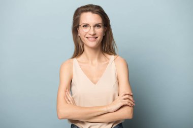 Mutlu genç kadın stüdyoda poz mutluluk hissediyorum