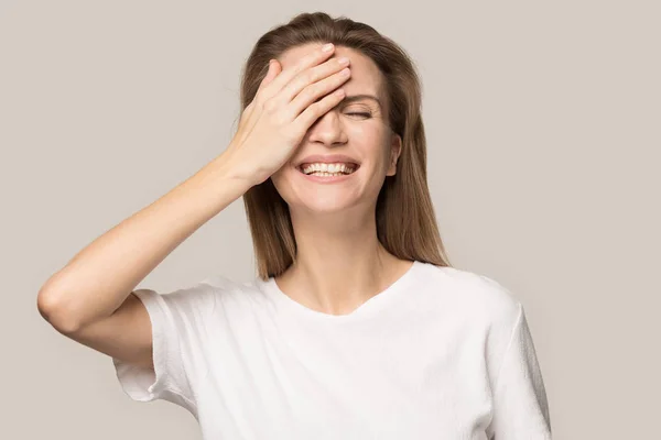 Retrato de una mujer milenaria sonriente posando para la foto en el estudio —  Fotos de Stock