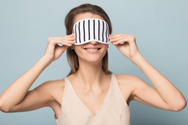 Uyku maskeli yorgun kadın huzur içinde ayakta uyuyor