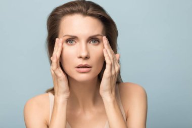 Güzel kadın portresi sağlıklı temiz cilde dokunuyor