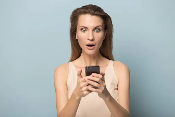 Lachende jonge vrouw houden smartphone texting of winkelen — Stockfoto