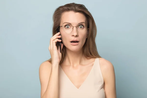 Emocionada joven charla en el teléfono inteligente escuchar buenas noticias — Foto de Stock