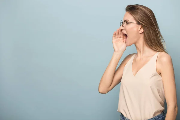 Mujer sonriente en gafas recomiendan mostrar espacio de copia en blanco —  Fotos de Stock