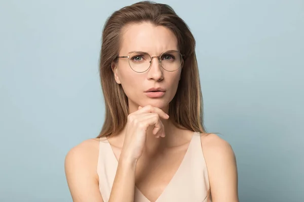 Retrato de mujer joven en gafas mirando a la cámara —  Fotos de Stock
