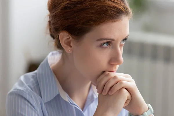 Porträt einer attraktiven, durchdachten Geschäftsfrau, die über die Lösung von Problemen nachdenkt — Stockfoto