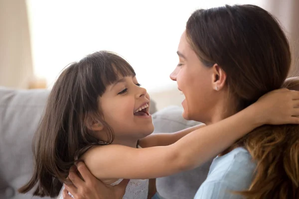 Feliz joven mamá tener divertido con preescolar hija — Foto de Stock