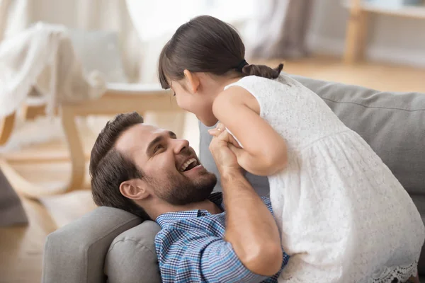 Papá feliz y la hija de preescolar se divierten jugando —  Fotos de Stock