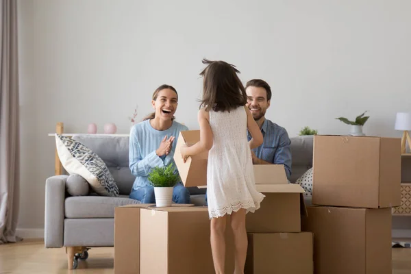 Les jeunes parents excités s'amusent avec les enfants le jour du déménagement — Photo