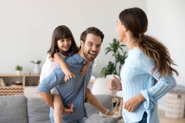 Oyuncu ebeveynler okul öncesi kızı ile oynarken eğlenin