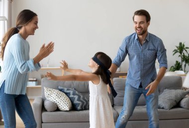 Heyecanlı ebeveynler kızı ile komik oyun oynarken eğlenin