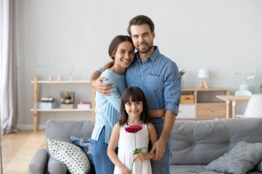 Sevimli kızı ile poz mutlu anne kucaklama Portresi