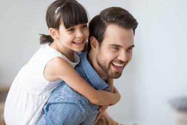 Mutlu kız piggyback genç baba birlikte oynarken