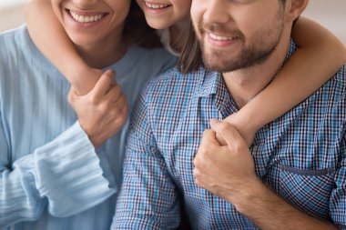 Resim yapan kızı tutan genç ebeveynlerin yakın çekim