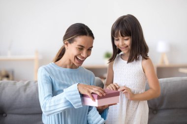 Mutlu anne sevimli kızı ile doğum günü paketi açık