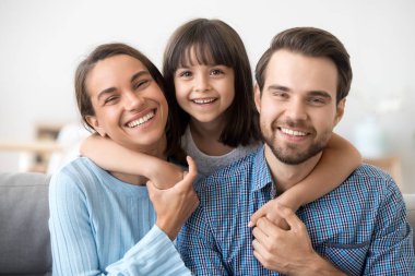 Komik okul öncesi kucaklama gülümseyen ebeveynlerin aile resmi