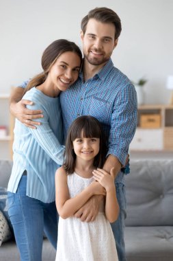 Sevgi dolu anne-baba ların küçük kızıyla poz verdiği aile portresi