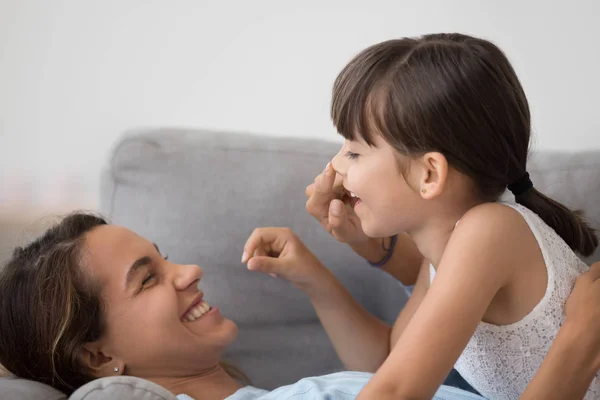 Speelse moeder hebben plezier spelen met schattige kleine dochter — Stockfoto