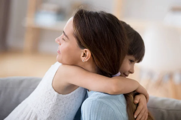 Liefdevolle meisje knuffel moeder tonen empathie en zorg — Stockfoto