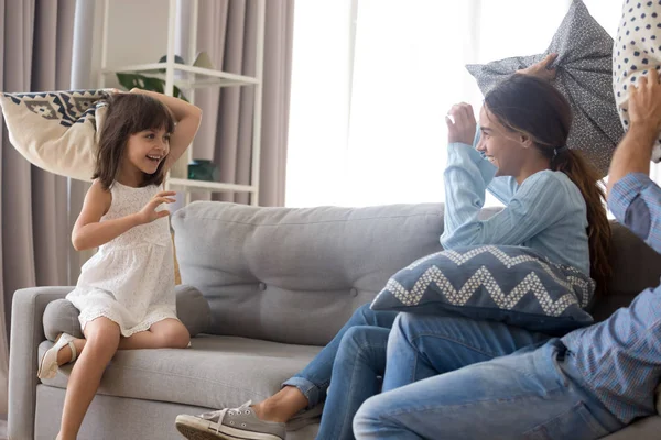 Opgewonden schattig kind spelen kussen vechten met ouders — Stockfoto