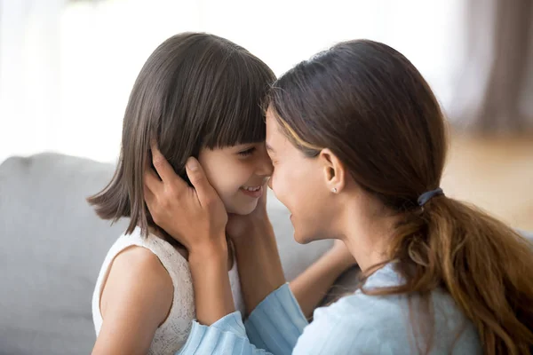 Mamá cariñosa y su hijita se abrazan mirando a los ojos — Foto de Stock