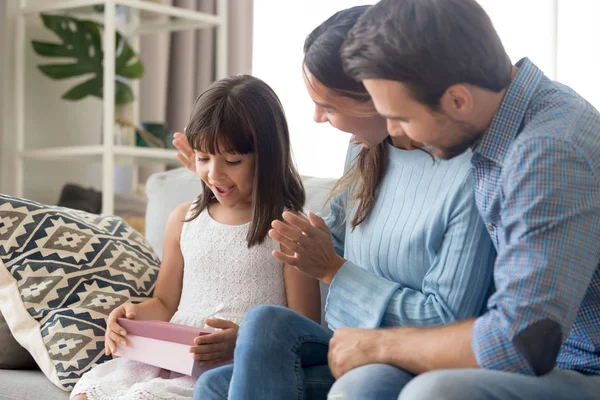 Les parents félicitent fille mignonne faisant cadeau d'anniversaire — Photo