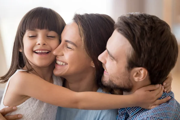 Linda niña abrazo mamá y papá mostrando amor — Foto de Stock